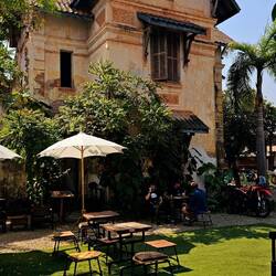 Mega Location neben der That Dam Stupa.