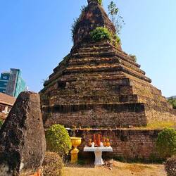 That Dam Stupa umgeben von einem Kreisverkehr.