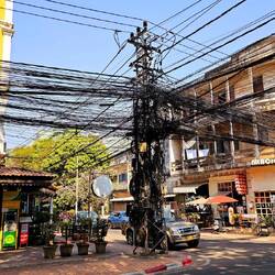 Kabelgewirr. Es knistert und mann hört es von der Ferne.