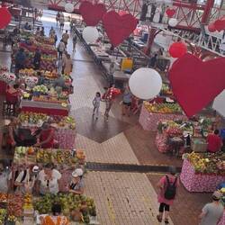 Le marché face au port