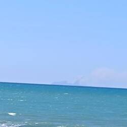 Im Hintergrund kann man die rauchende Insel erkennen