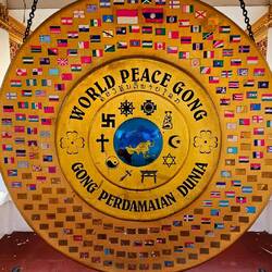 Daneben der Gong des Friedens.