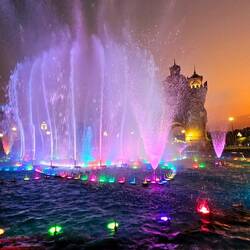 Exakt 60 min Lichterspiel beim Springbrunnen Patuxai.