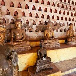 ...und Tausenden kleinen Buddhafiguren.