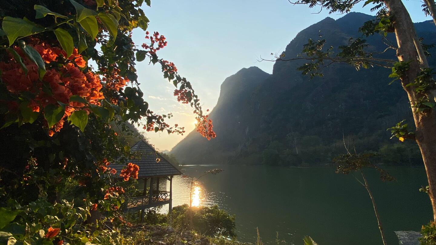 Tropisch hügeliges Flusstal