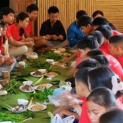 Mittagessen beim Schulausflug zu den Höhlen