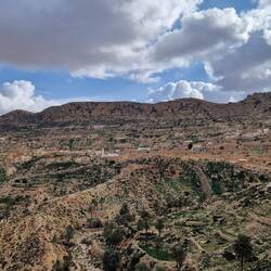 Ort Toujene in den Bergen, voll im Kommen