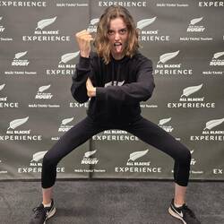 Hannah übt schon mal das böse Aussehen für den Haka