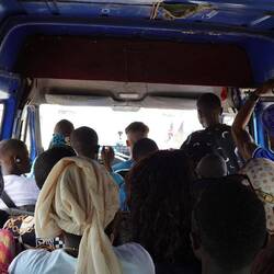 So sieht es von hinten im Bus aus - Bewegungsfreiheit gibt es hier nicht