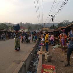 Um Geld zu sparen, kaufen wir noch vor dem Nationalpark genügend Essensvorräte