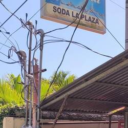 Mit Hilfe unseres Guides kam er dann auch gleich in die Küche einer Soda...