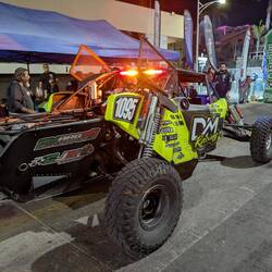 Abendliche Offroadszene in La Paz. Morgen ist Rally.