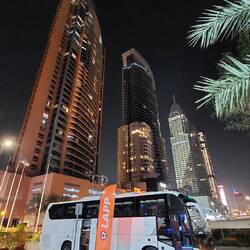 Gegenüber vom Eingang Hotel