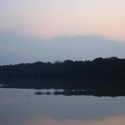 ...mit dem letzten Licht erreichen wir das Boot...