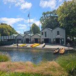 On peut faire une balade sur l'eau en barque