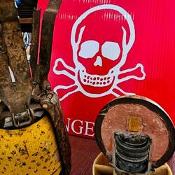 Rechts die Bombis wo 30% nicht explodiert sind.