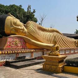 Danach kurz beim Wat That Khao vorbeigeschaut.