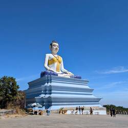 Lok Year Mao Monument