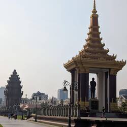 Statue of Norodom Sihanouk @ Neak Banh Teuk Park