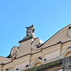 Sul tetto del mercato, teste di demoni