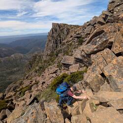 Die Hände müssen fast permanent mit an den Fels.