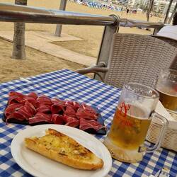 Trotz AI auf dem Schiff erstmal lecker Iberico Schinken mit Knoblauchbrot und Bierchen gegönnt