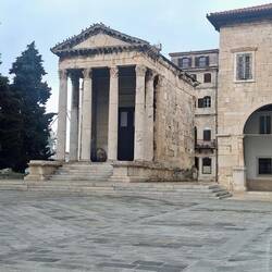 Augustus-Tempel und Stadtpalast