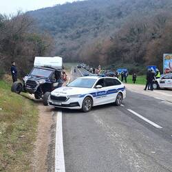 Polizeiauto 🚔 als Sperre, die Fahrzeuge schießen diagonal quer über die Straße auf die Gravelpiste