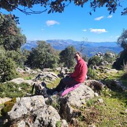 Picknick zwischen Felsen.