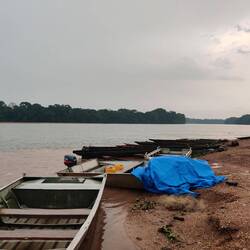 Wir retten uns an Land, Ugor wirft die Plastikplane aus...