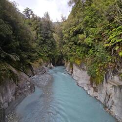 À 2 pas de notre hostel, callery river qui se jette dans....