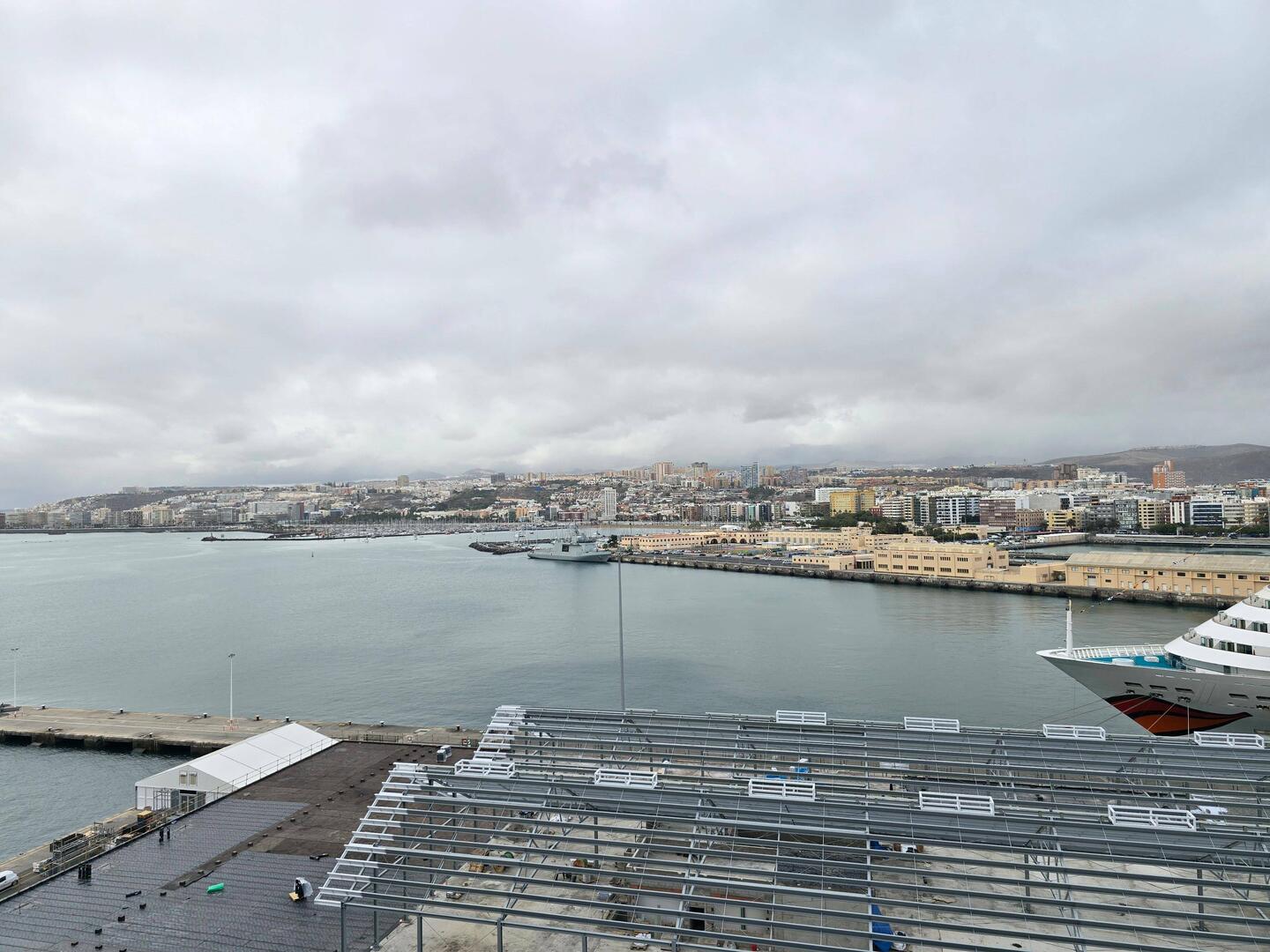 Blick vom Schiff aus auf den Hafen