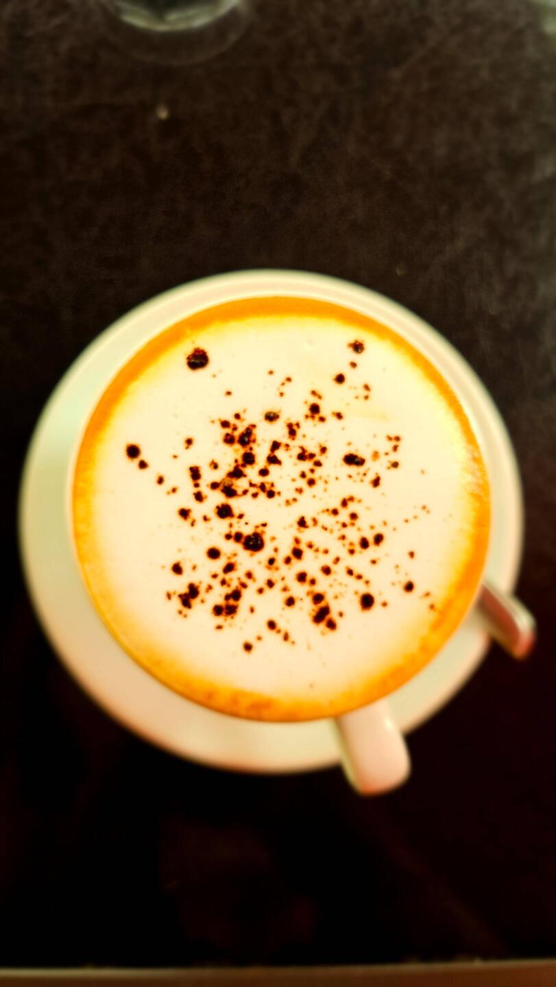 Kaffee mit Pünktchenmuster.