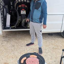 Jörg brutzelt Bratwürste