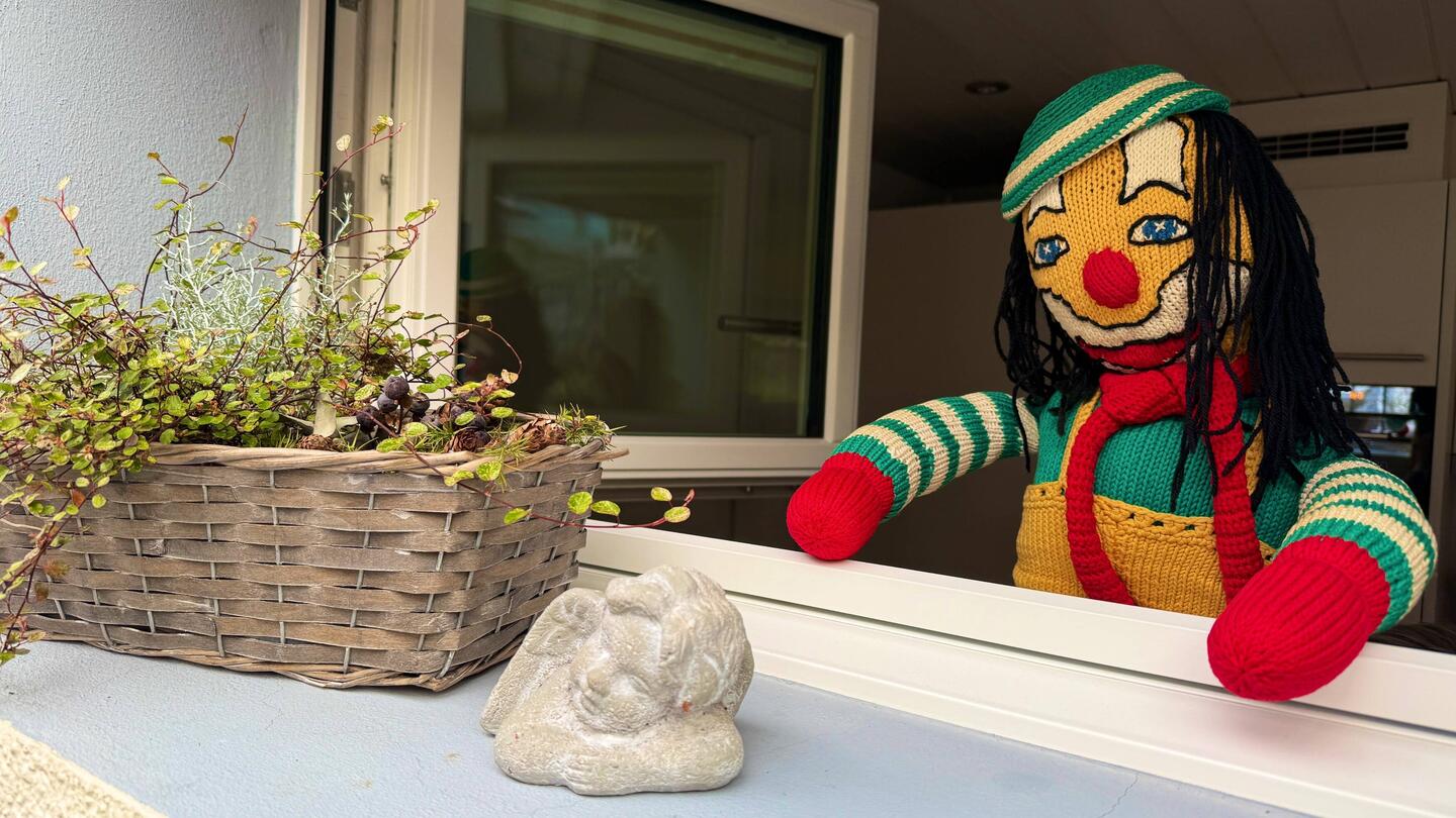 Er setzt sich schon einmal ans Fenster um zu schauen ob das Wohnmobil bereits in Sichtweite ist🙈