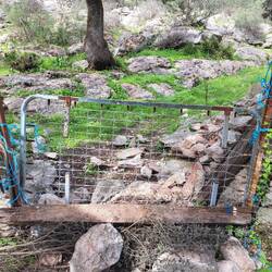 ....dann stehen wir vor diesem Tor.😳