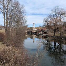 Der Mangfall Fluss mit der St. Ägidius am Ende des Tegernsees