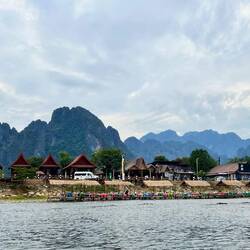 Restaurants im Wasser vor toller Kulisse