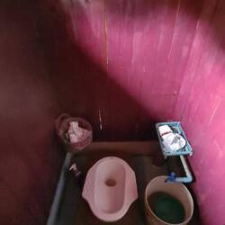 Das Klo an Bord. Das Hockklo ist ganz gut und Klopapier gibt es auch