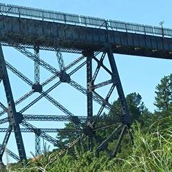 Eine Eisenbahnbrücke