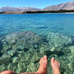 Stinkefüße im Wasser kühlen