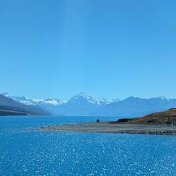 Blauer, glitzernder Lake Pukaki und Mount Cook im Hintergrund