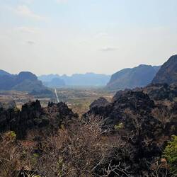 Von da hinten bin ich gekommen.