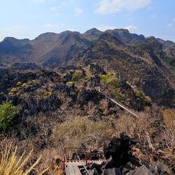 Aufstieg über Treppen zum Pha Katai Viewpoint.