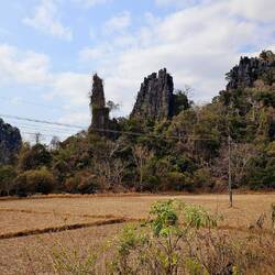 Weiter, ragen hier überall mächtigen Felsen vereinzelt von der Erde heraus.