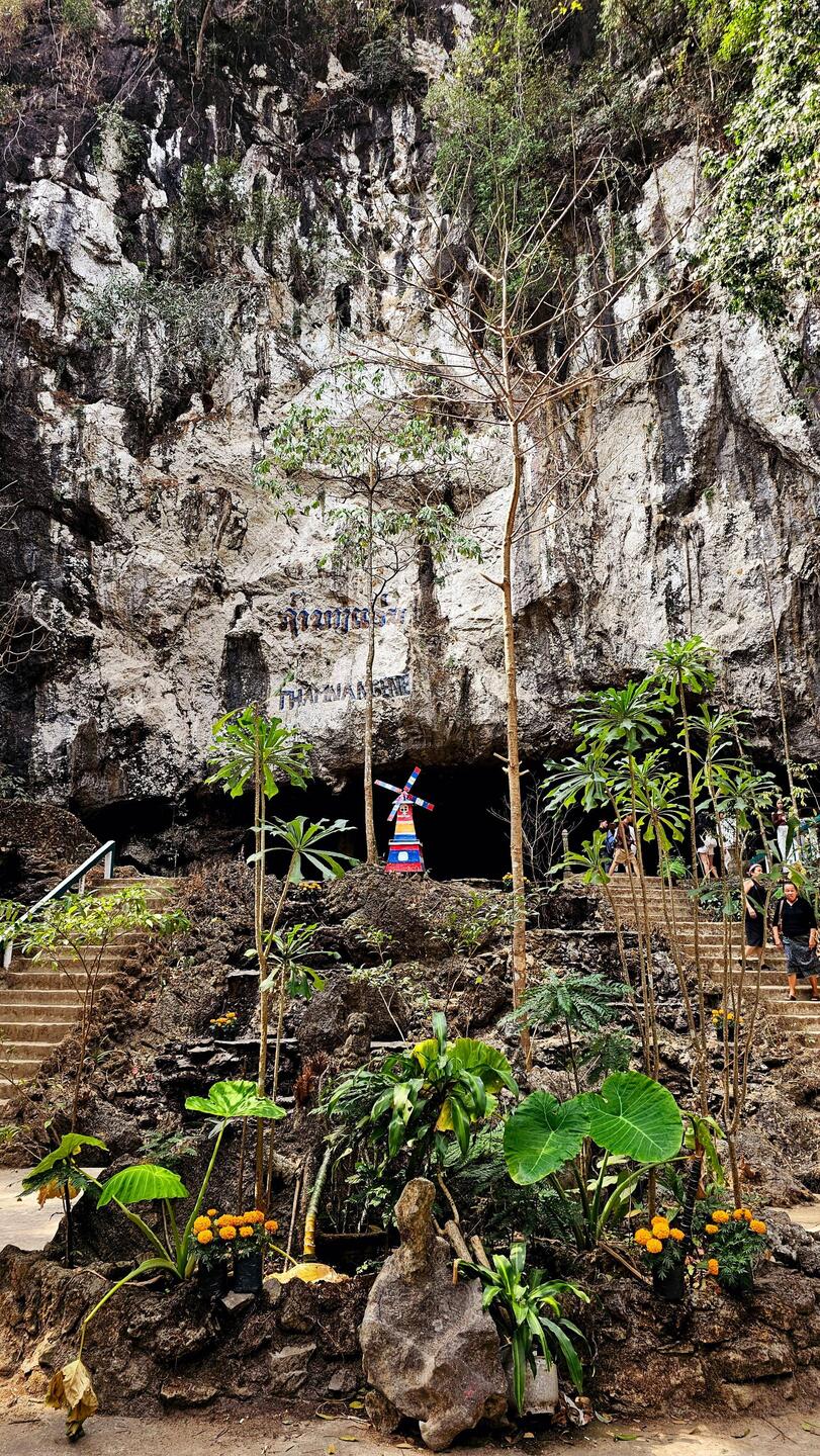 Tham Nang Ene Cave,...