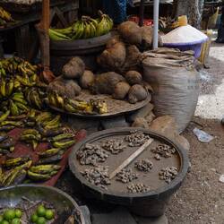 Ingwer, Maniok, Bananen und Limetten zum Verkauf