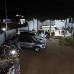 Das Hotel, in dem wir Abendbrot essen, sieht wie ein Hochsicherheitsgefängnis aus