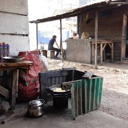 In diesem Restaurant trinken wir Tee und essen Brot mit Omelette, sowie Schaschlick zum Mittag