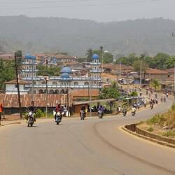 Blick auf Kenema mit der zentralen Moschee
